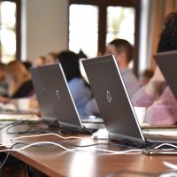 Uczestnicy szkolenia z pracy w systemie ZONE na szkoleniu w Przasnyszu - pracują na laptopach