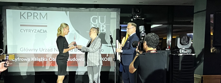 Główny Inspektor Nadzoru Budowlanego, Dorota Cabańska, odbiera statuetkę Skrzydła IT w Administracji  - nagrodę specjalną Ministra Cyfryzacji 
