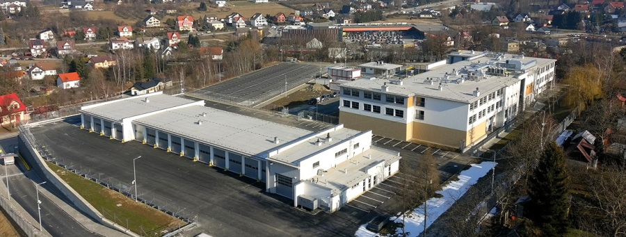 Na zdjęciu, z lotu ptaka, widać budynek koszarowy, garaż i parking.