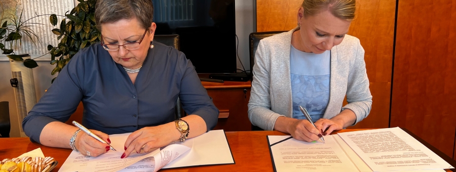 Dorota Cabańska podpisuje porozumienie z Mazowieckim WINB