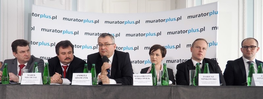 Uczestnicy konferencji z udziałem ministra Andrzeja Adamczyka (w środku) i wiceministra Tomasza Żuchowskiego (pierwszy z prawej) oraz GINB Jacka Szera (pierwszy z lewej)
